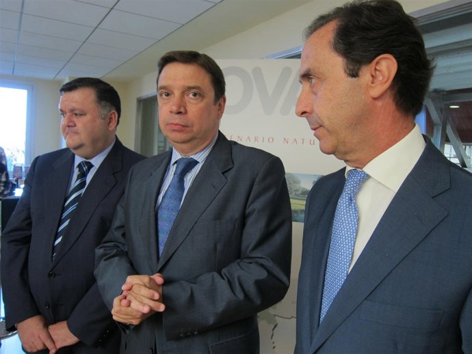 El consejero Luis Planas, en el centro, en la visita hoy a Covap