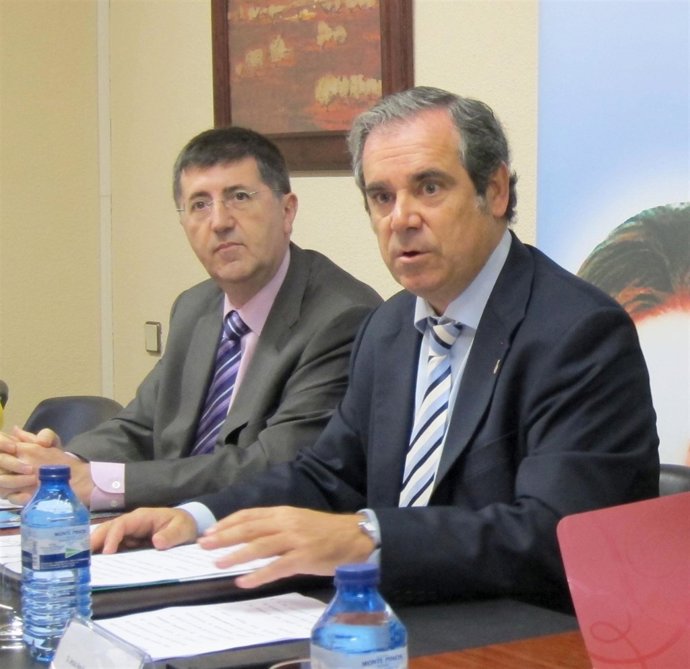 El Presidente Del Consejo De Farmacéuticos De Cyl (Decha), Junto A Jorge Megías