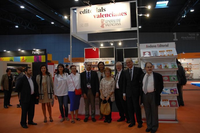 La Consellera Johnson Y Editores En La Feria Liber De Barcelona 