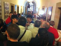 Sindicatos denuncian que la Policía Local les "impidió" acceder al Consistorio de Santiago por "decisión" del alcalde