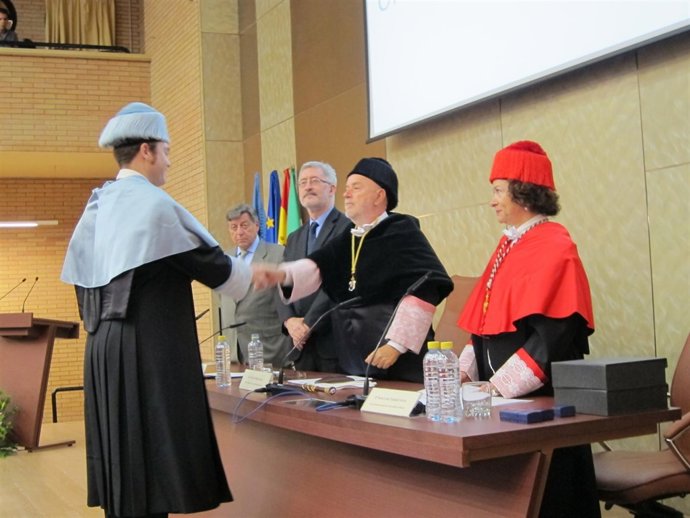 Ávila Observa La Investidura De Uno De Los Nuevos Doctores De La UAL