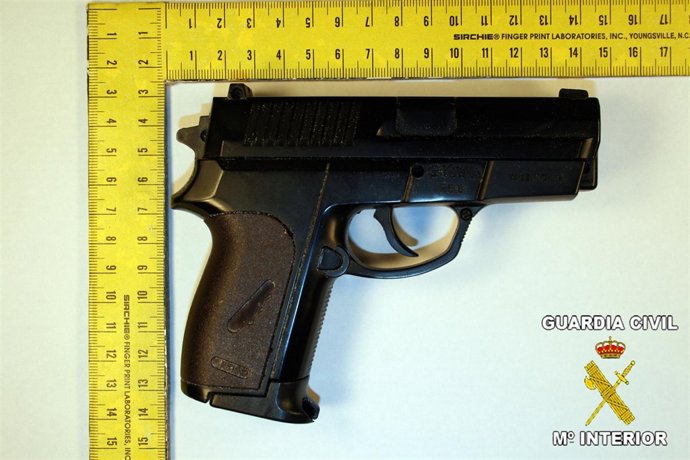 Pistola incautada a uno de los detenidos.