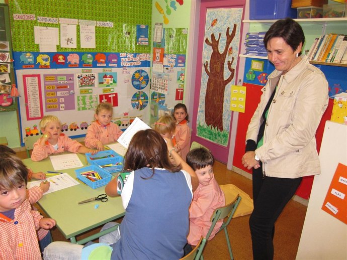 La alcaldesa de Gijón con escolares