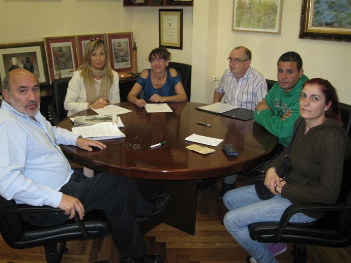 El alcalde de Calatayud entrega las viviendas sociales a dos familias