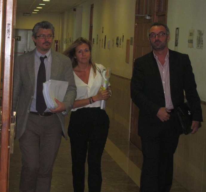Cristina Cerdó, junto a sus abogados