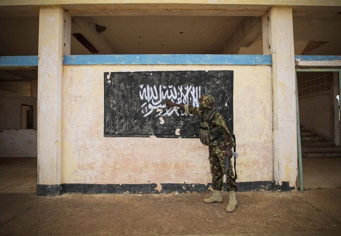 Soldado de la UA golpea un mural de Al Shabaab en el sur de Somalia