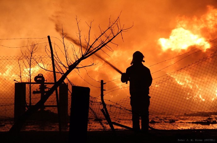 Efectivos apagando un incendio en Sevila