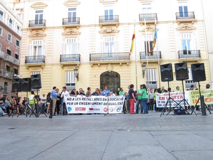 Concentración Para Protestar Por Los Recortes En Educación