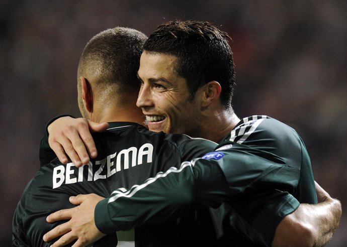 Cristiano Ronaldo se abraza a Benzema