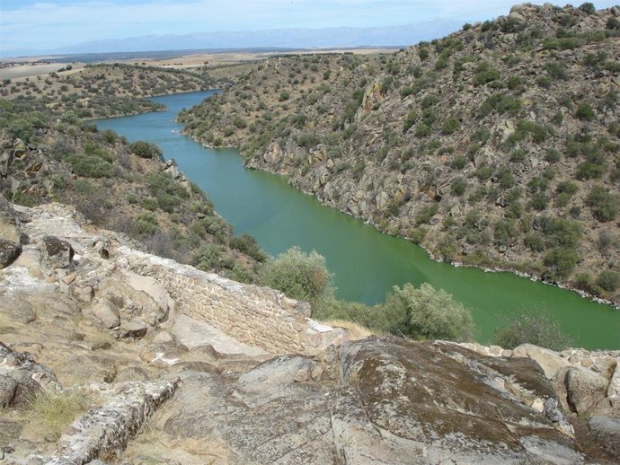 El río a su paso por Ciudad de Vascos