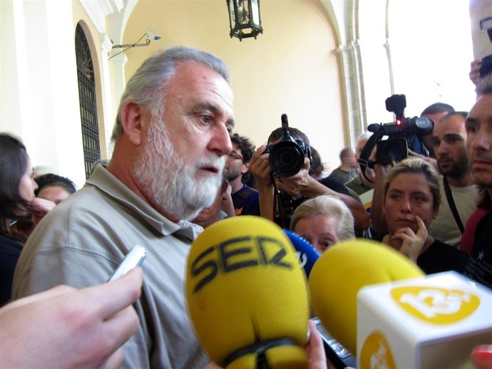 Antonio Rodrigo Torrijos con vecinos de la Corrala Utopía