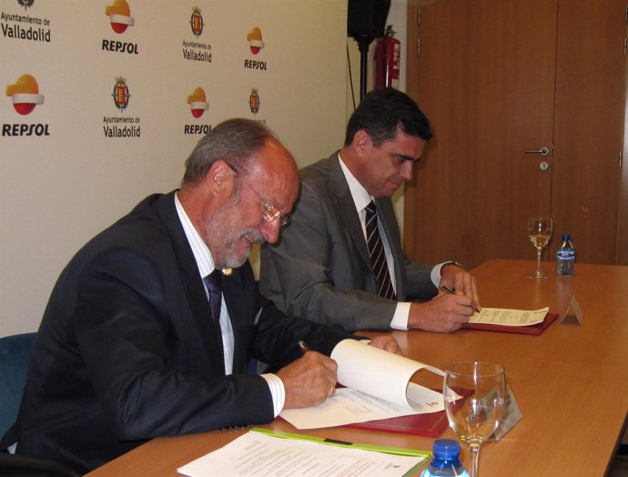 Firma del acuerdo entre el Ayuntamiento de Valladolid y Repsol