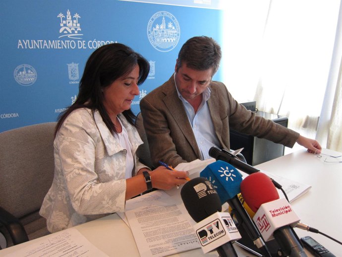 El Portavoz Del Gobierno Municipal Conversa Con La Portavoz Del PP, Ana Tamayo