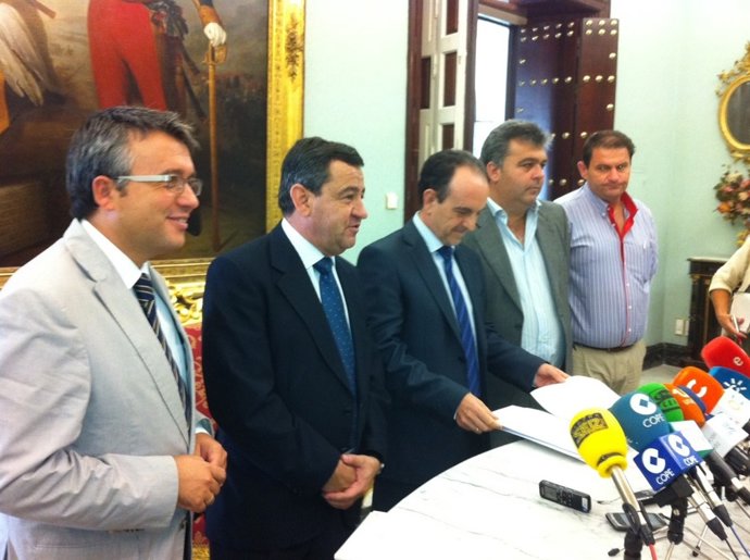 El Consejero De Turismo, En El Centro, En Diputación