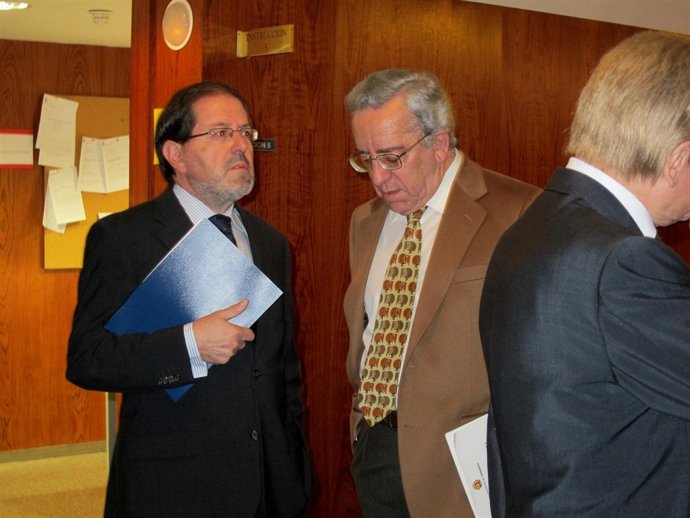 El secretario del Ayuntamiento de Valladolid, a la izquierda, junto a su abogado