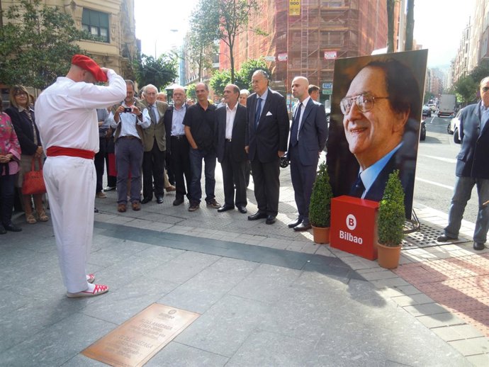 Inauguración de la placa en homenaje de Elías Amézaga