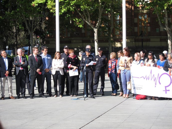 Una subinspectora de la Policía Nacional interviene en la concentración