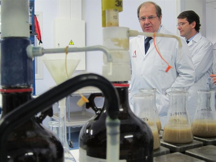 Juan Vicente Herrera en las instalaciones de Aquimisa Laboratorios en Salamanca