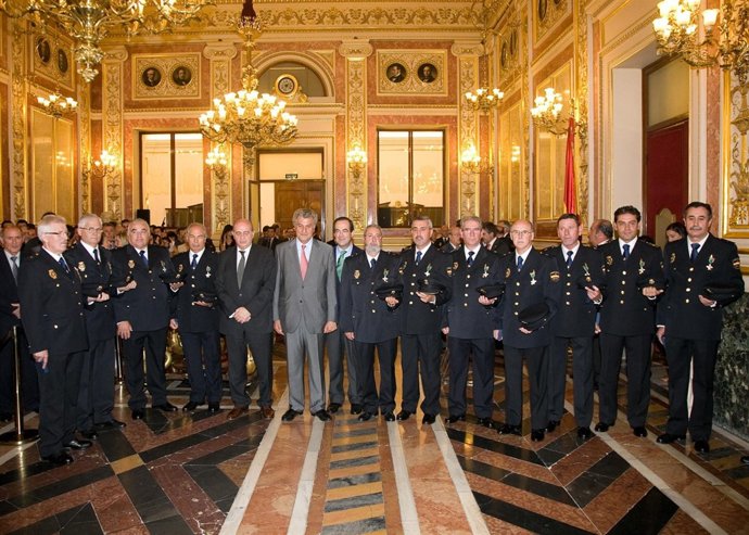 Posada Y Fernández Díaz Con Los Policías Del Congreso 