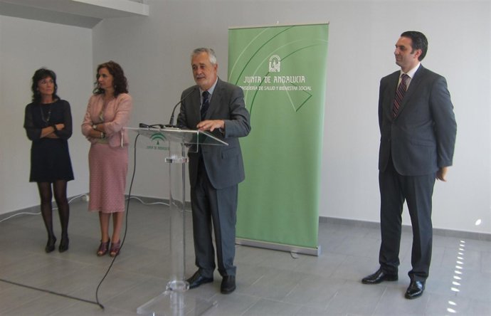 Griñán atiende hoy a los medios