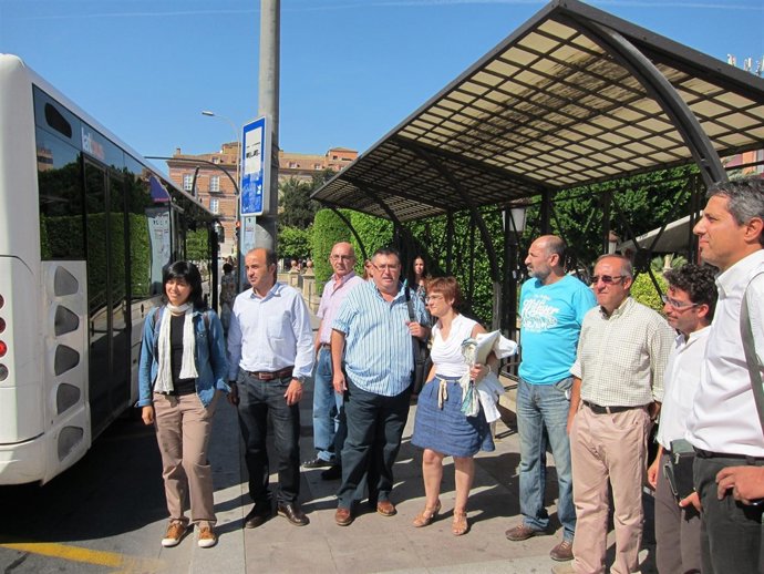 Los representantes de la plataforma, en una parada de autobús