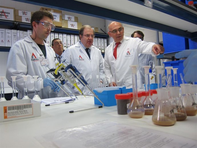 Juan Vicente Herrera, durante su visita a las dependencias de Aquimisa