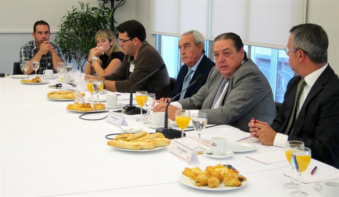 Boluda, Entre Félix Y Lorente, Interviene En El Encuentro Informativo De AVE.