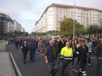 Trabajadores de Navantia cortan el tráfico en Ferrol y queman simbólicamente los PGE