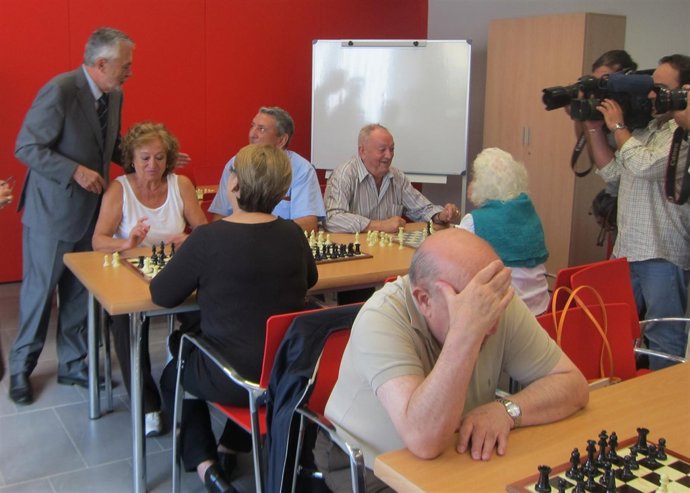 Griñán visita un centro de mayores