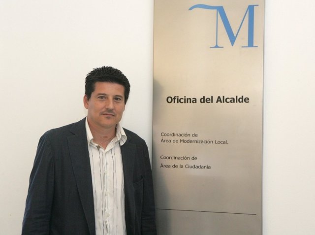 Francisco Oblaré, junto a la oficina física