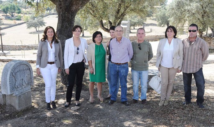 Visita De María Luisa Ceballos (Segunda Por La Izquierda) A Cardeña
