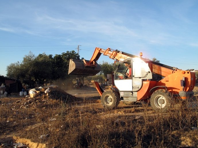 Labores de desmantelamiento de un asentamiento de chabolas en Pilas