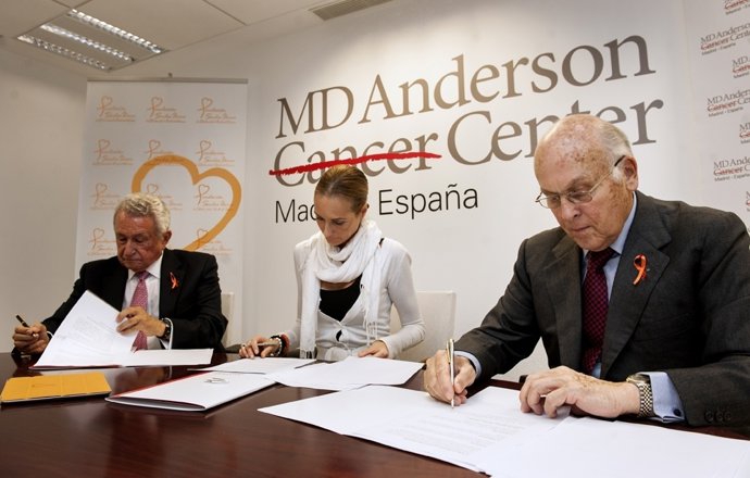 Imagen De La Firma Del Acuerdo Entre Las Fundaciones MD Anderson Y Sandra Ibarra