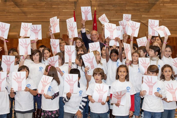 José Ignacio Echeverría con niños del CEIP Alhambra 