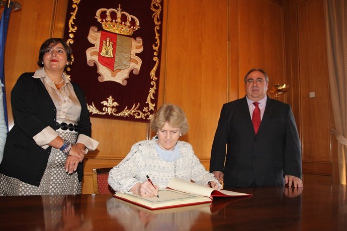 Soledad Becerril Firmando Libro De Honor De Las Cortes De CLM