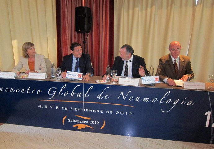 El consejero en la mesa inaugural del XII Encuentro Global de Neumología.
