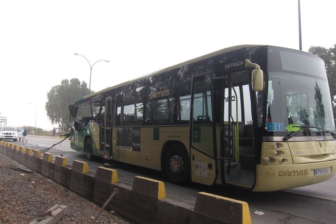 El autobús siniestrado en Huelva.