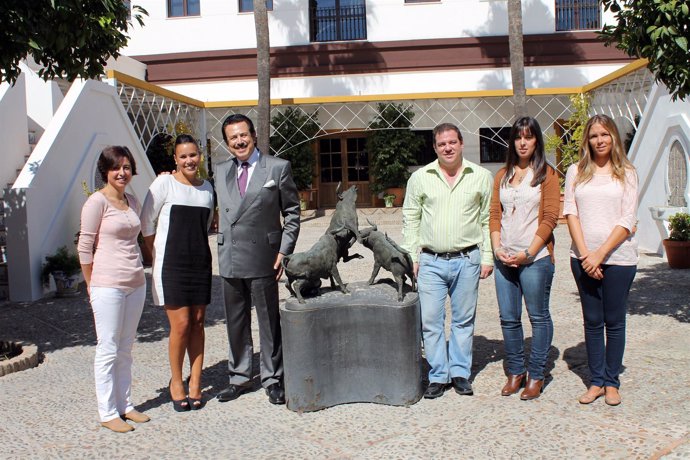 El presidente de la Fundación Antonio Morera Vallejo junto a los beneficiarios d