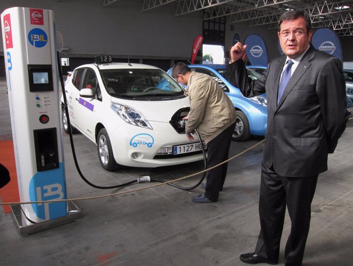 El director de Cero Emisiones Nissan explica el funcionamiento de la recarga