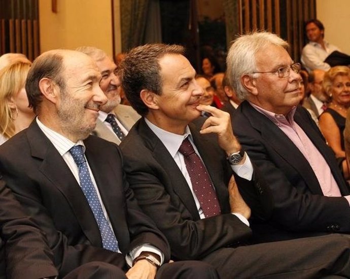 Los expresidentes Zapatero y González junto a Rubalcaba
