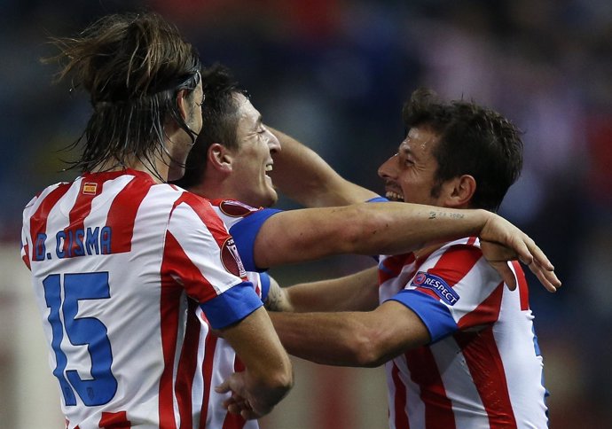 El Cebolla Rodriguez se abraza a Emre tras el gol