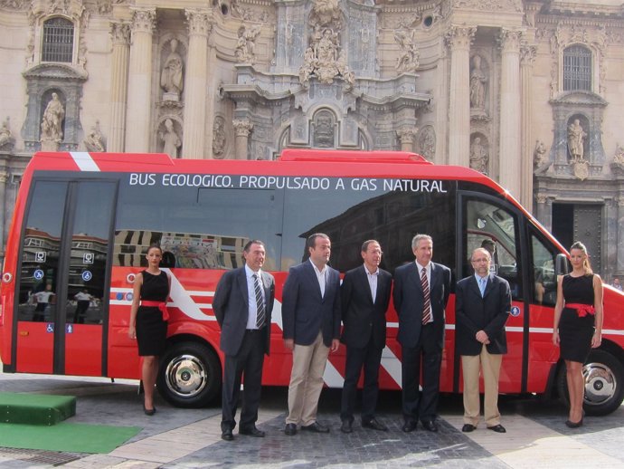Cámara (centro) preside presentación nueva flota de Autobuses