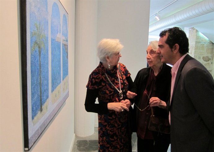 María Cecilia Martón y Pilar Hernández junto al diputado Manuel Tostado