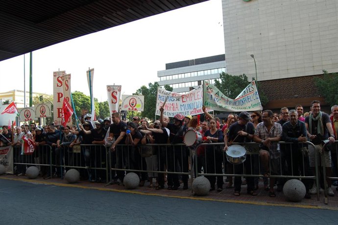Protestas a las puertas del hotel.