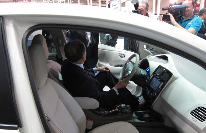 El consejero de Economía, Tomás Villanueva, en el interior de un vehículo