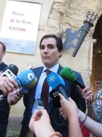 Nieto cree que la polémica sobre símbolos franquistas "responde a intereses distintos que la sociedad necesita"