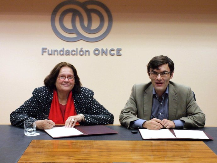 Ana María Llopis y Alberto Durán durante la firma del acuerdo de colaboración