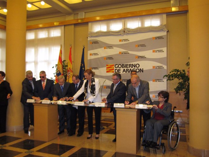 Rudi en la firma del acuerdo con colectivos de la discapacidad