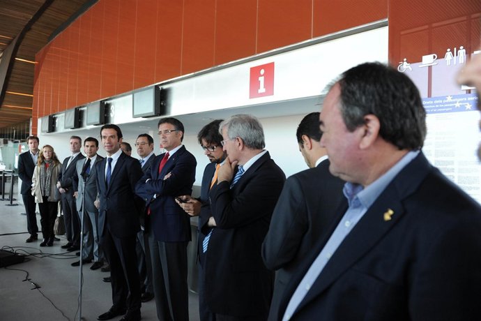 El conseller L.Recoder con representantes de AirHoster y la mesa de Alguaire