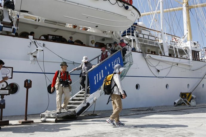 Cruceristas japonenes descienden del Star Flyer